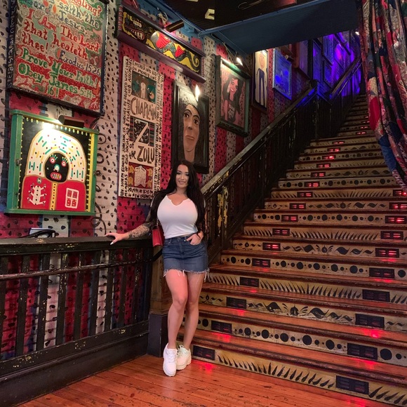 Meet your Posher, Ariela - Picture 1 of 1